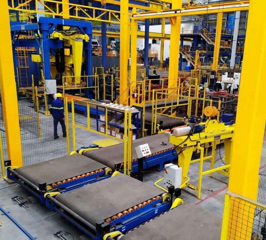 Linha de transportadores de esteira e rolos com estação amarela